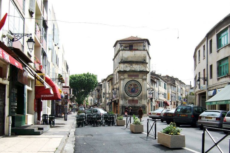 městečko Arles