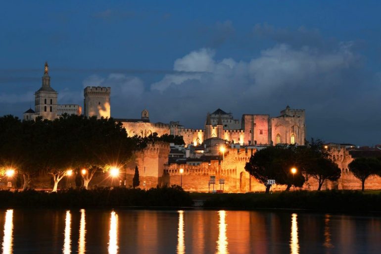 noční Avignon
